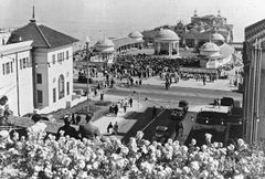 Hastings-Pier-Bandstand-from-White-Rock-Gardens-1955.